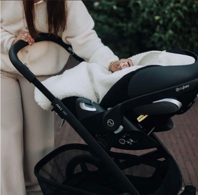 Wikkeldeken met maxi-cosi openingen - Kico label